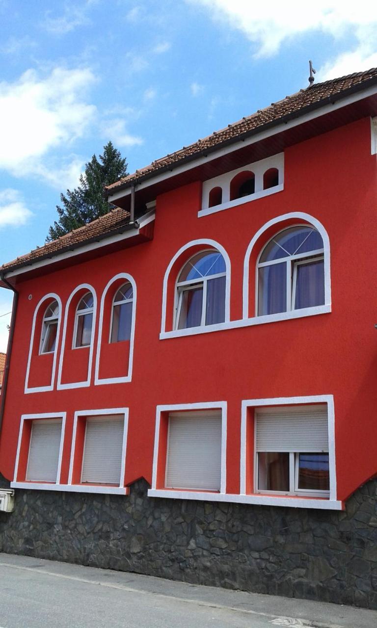 Pensiunea Rock And Red Rîşnov Екстериор снимка